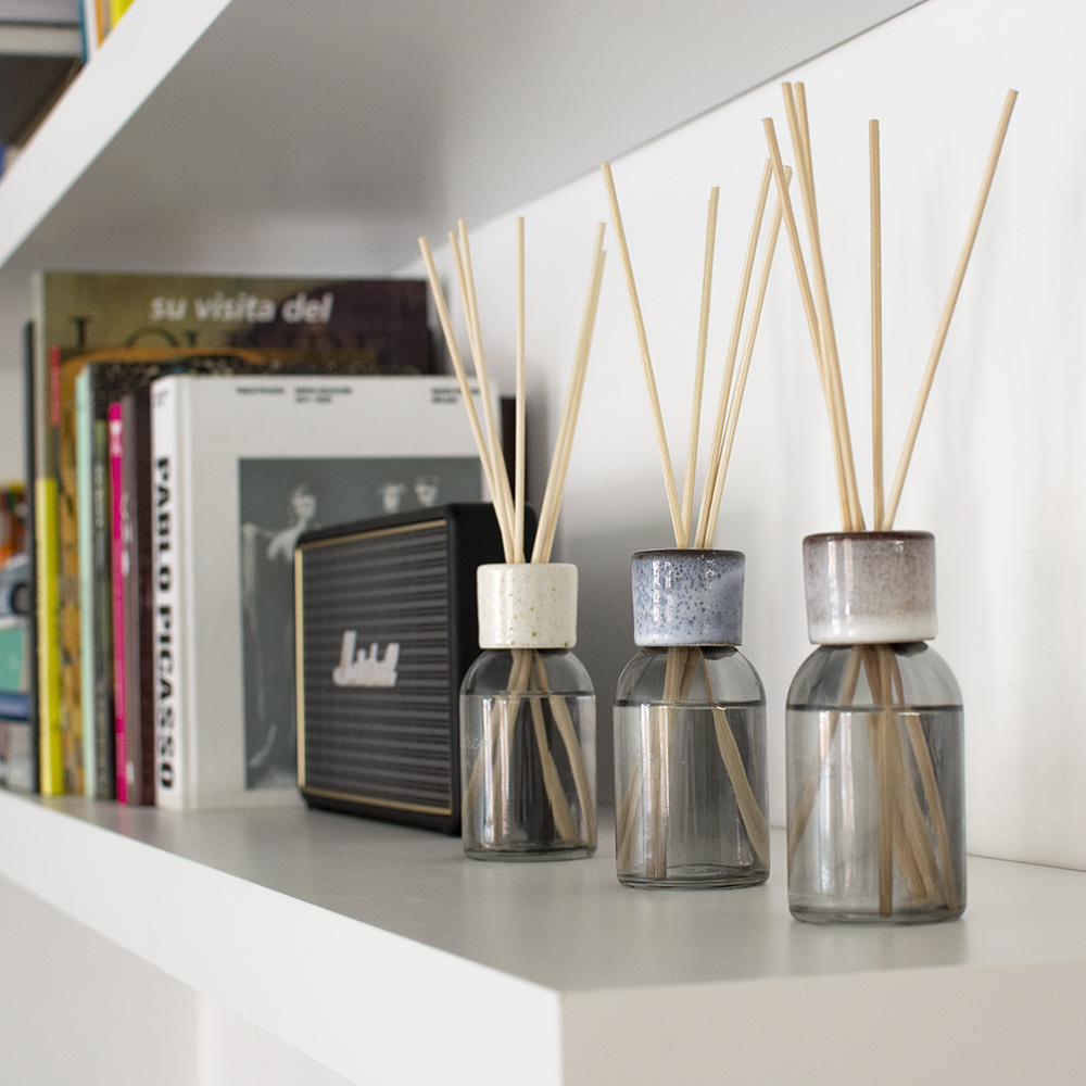 Diffuseur à bâtonnets Mikado Crème Fleurs blanches AREIA 2 Diffuseur à bâtonnets mikado crème fleurs blanches areia – image 2