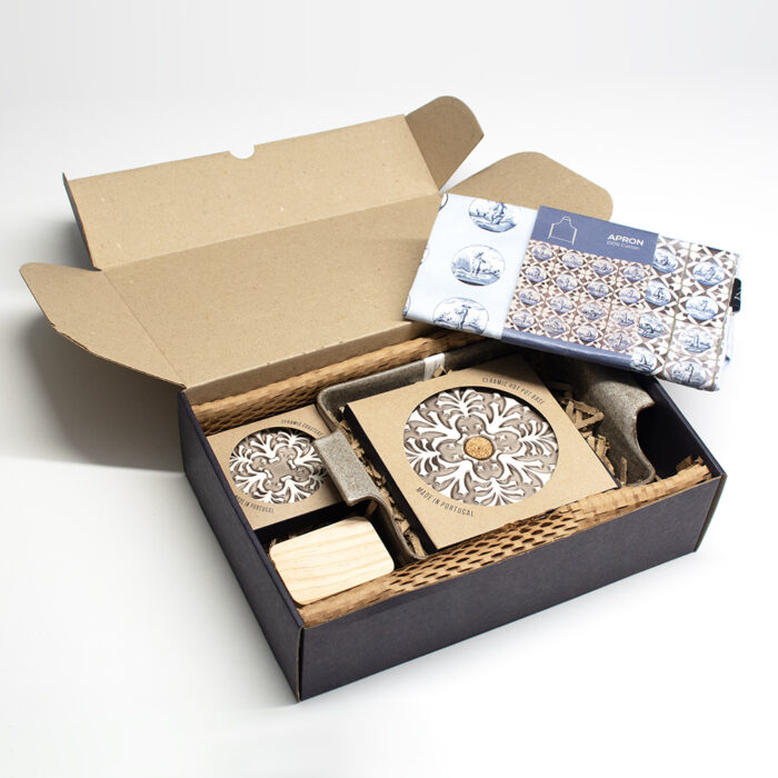 Pack Kitchen - Delantal + Fuente de Horno + Salero & Pimentero + Salvamanteles + Posavasos 15 20